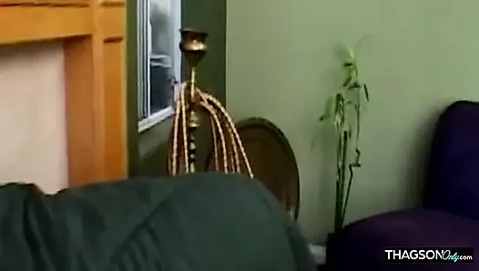 Azgın orta yaşlı seksi kadın amcığını sikiyor ve zonklayan yarağı gırtlağına kadar alıyor