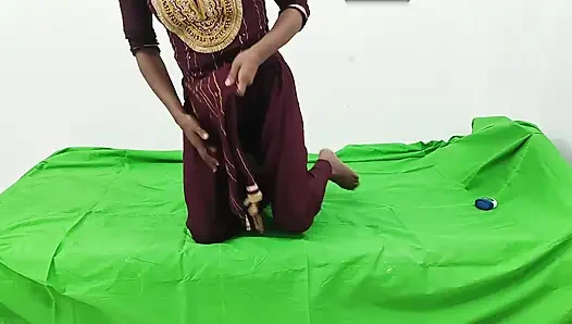 Üvey kız kardeşimi sikiyorum. yalnız başına sikiştiğinde