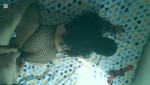 Hintli gerçek evli kadın maskeli gırtlağına kadar alıyor ev videosu