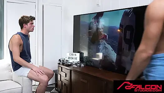FALCON STUDIOS - Christopher White kabin seks kasetinde prezervatifsiz götünü siktiriyor