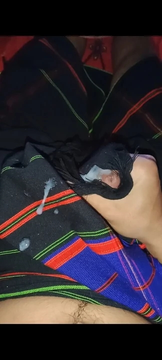 Naga sarong veya mekhala üzerinde boşalmak