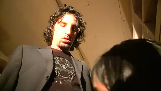 Azgın tanrıça ortaya çıkıyor ve çok hızlı sakso çekiyor