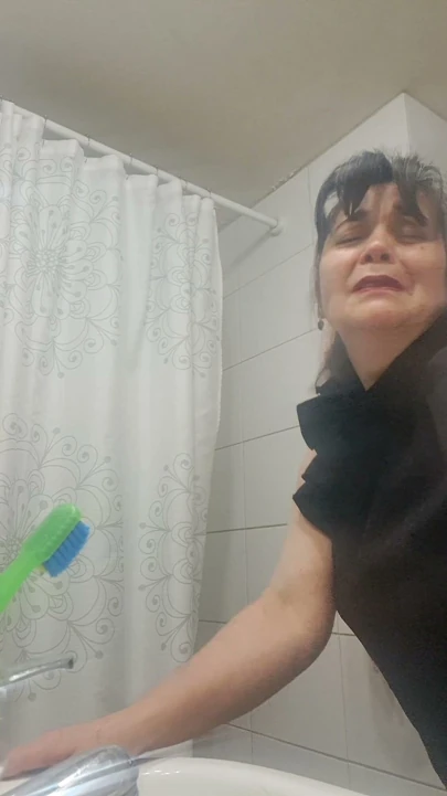 Annem banyoda onunla gizli seks yaptığını hayal ediyor.