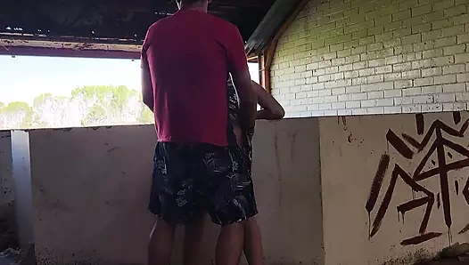 Eski, terk edilmiş harabelerde açık havada sikişmek