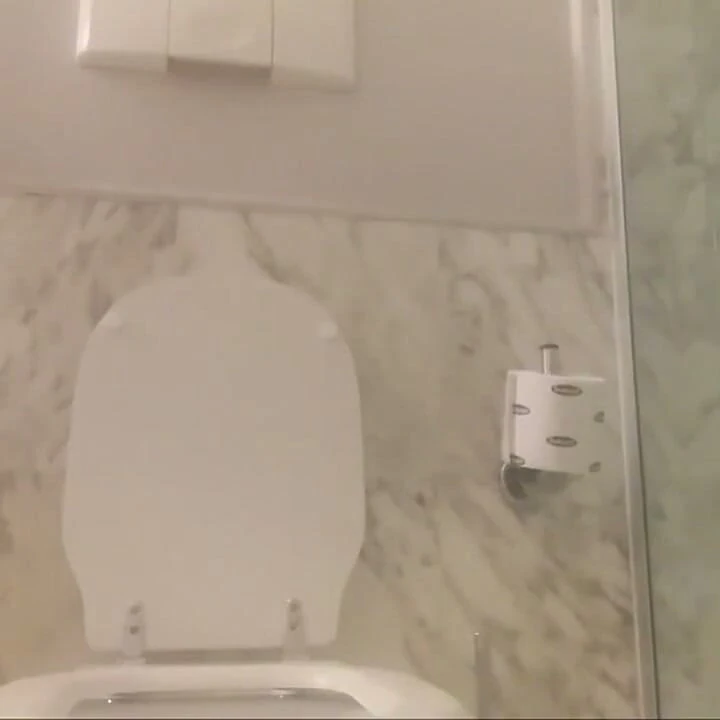 Güzel bir çiş... Orange'da! Deli ya da sapık olmalıyım