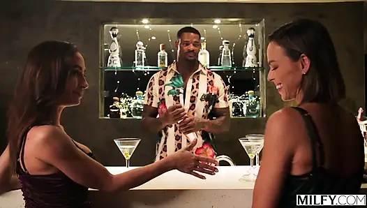 Orta yaşlı seksi yaramaz evli kadın Serenity ateşli malena ile büyük zenci paylaşıyor