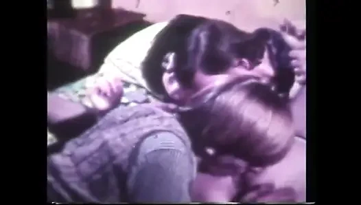 Seksi çoraplı sevimli bir esmer için Amerikan klasik üçlü seks iki adam tarafından sikiliyor