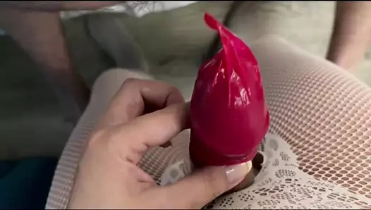 Güzel travesti bir köleyi sikiyor ve boşaltıyor