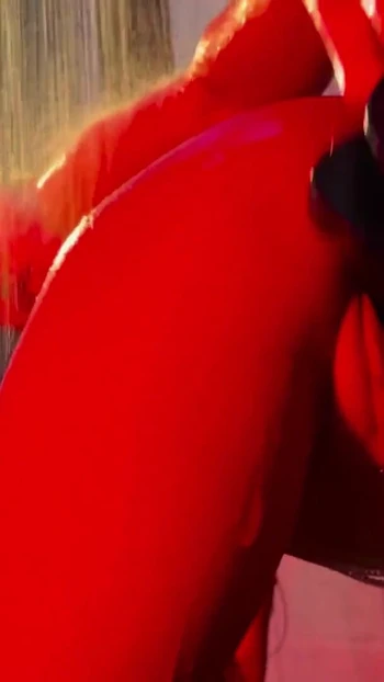 Захватывающий момент из "Рок-звезда Моника Фокс трахнула дырки с двойным проникновением и розочкой большими дилдо в душе"