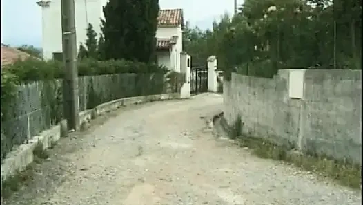 Güzel bir kaltak dölünü yalamak için bir adama tükürüyor.