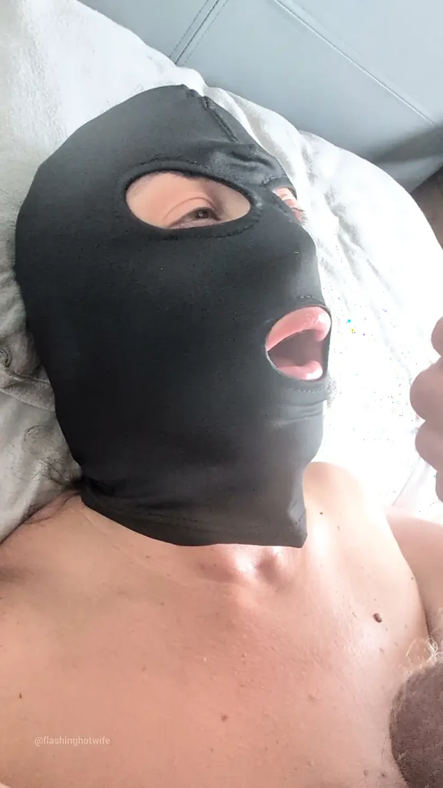 Maskeli yüz sikişi ve yüzüne boşalma