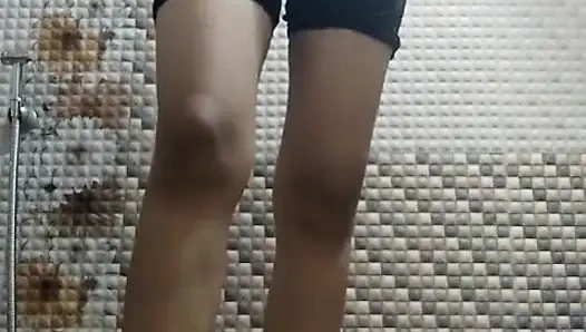 Seksi kız arkadaşım büyük göğüslerini gösteriyor