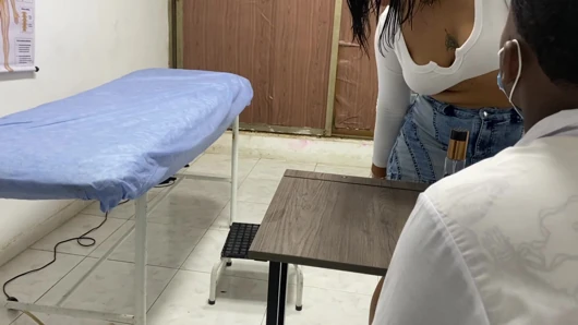 Doktor hastasını derinden kontrol ediyor CULONA