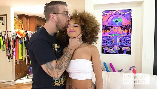 Cece Lion yüzüne ve küçük göğüslerine boşalıyor!