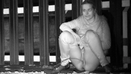 sevimli sarışın için açık pissing at gece