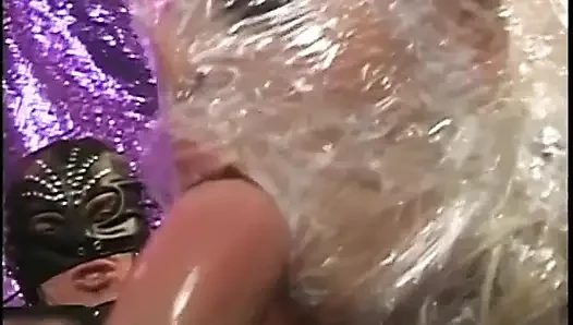 Güzel sevimli sarışın piliç yarak emiyor ve ağzına bolca beyaz krem alıyor