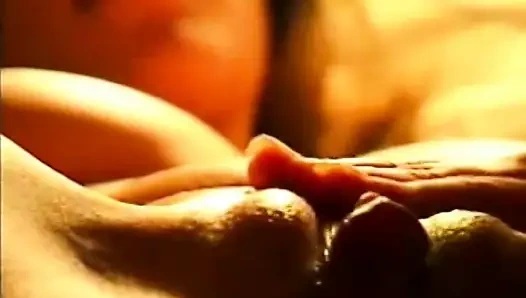 Sevimli kızlar kanepede amlarıyla oynuyor