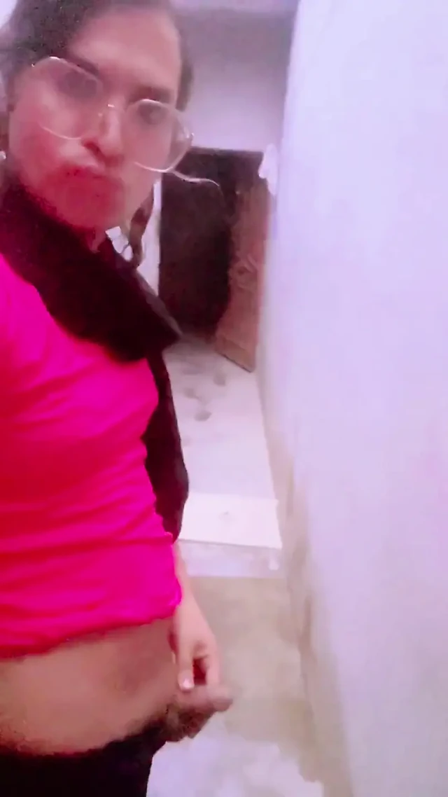 Kadın kılıklı yalnızken ne yapıyor