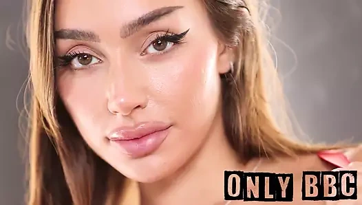 Sisi Rose boşalana kadar büyük zenci yarağına biniyor