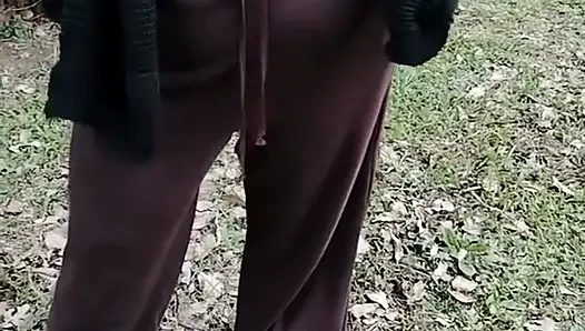Üvey annem şeffaf bir tişörtle yürüyor.