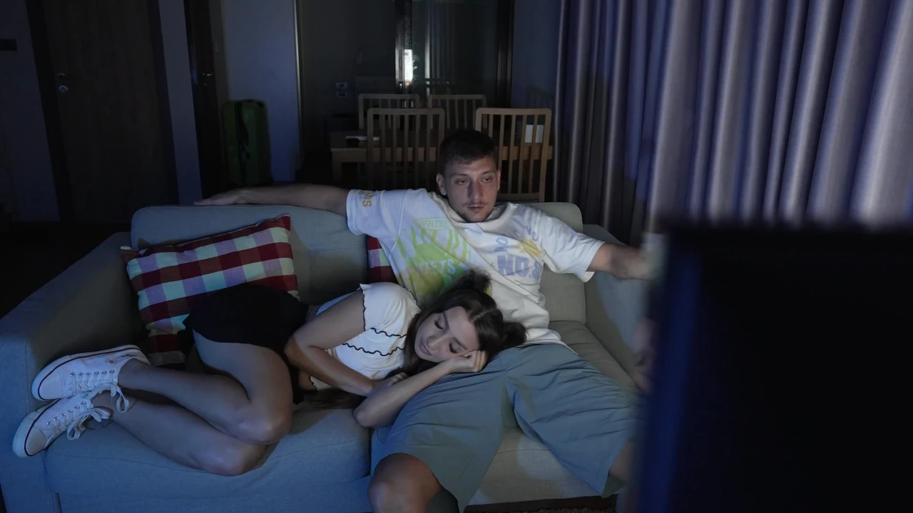 मेरे दोस्त ने मुझे फिर से चोदा और स्तन पर सह लिया जबकि माता-पिता अगले कमरे में हैं