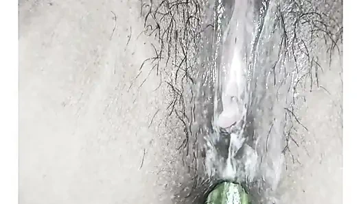 Bir kadın arkadaşın kıçına salatalık koydu