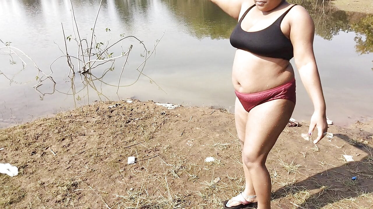 Hotgirl21 seksi desi-in-law köyün orman nehirde yıkandı.