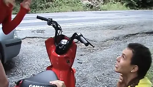 Avrupalı genç kız yol kenarında sikiliyor