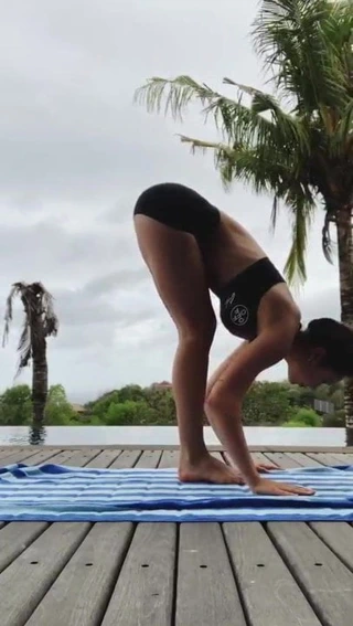 Alexis ren açık havada yoga yapıyor