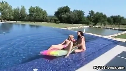 Dik sıcak sarışın sürtük gets ona ıslak kedi