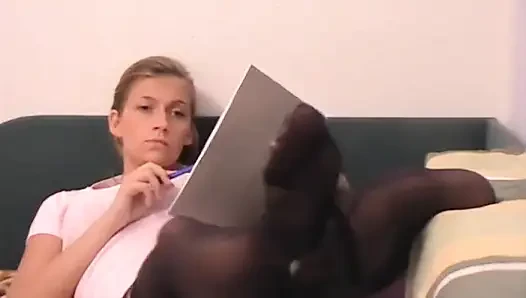 Siyah çoraplı naylon ayaklar