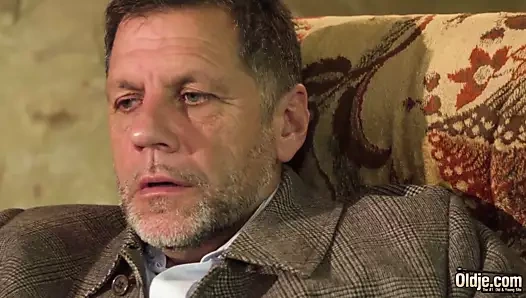 Genç esmer sert seks ile dik dede üzerinde the kanepe