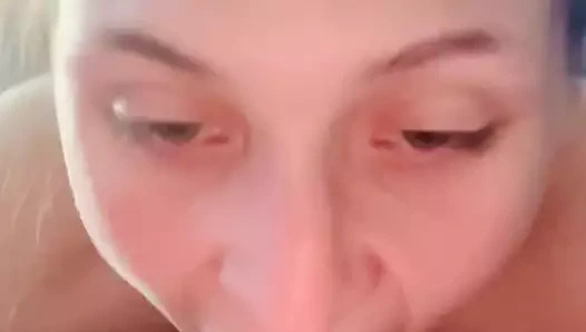 Amatör ateşli evli kadın yabancıların yarağını emiyor