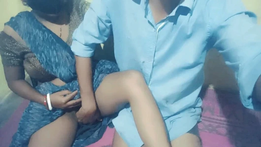 Hintli genç üvey kız kardeş iyi bir göte sahip oluyor.