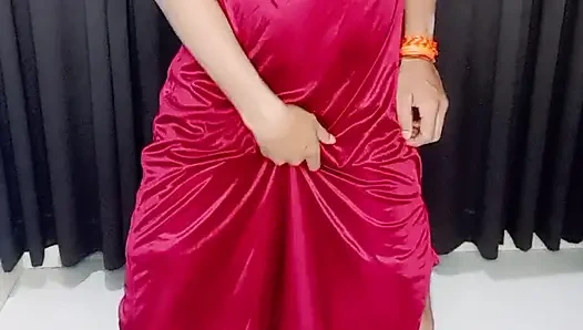 Dün gece seksi elbise giyiyor ve saten gecelik