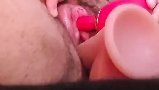 Yalayan vibratörle boşalıyor