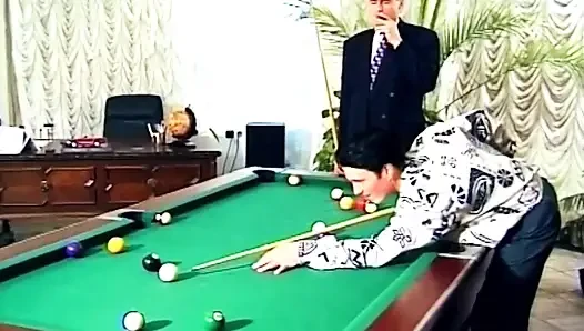 Kırmızı elbiseli esmer masa ve bilardo masasında sikiliyor