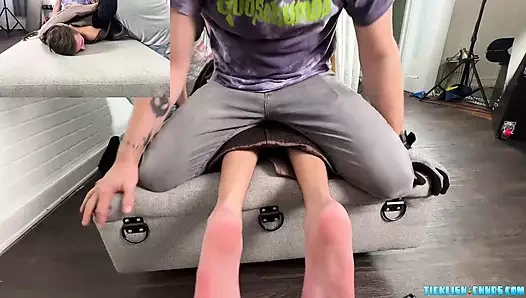 Dimitri kıkırdayarak matt ve ryder'dan sert gıdıklıyor