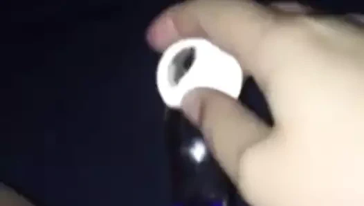 Glasdildo in ihrer haarigen Fotze