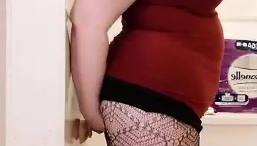 Kalın orta yaşlı seksi kadın banyoda file çorap giyiyor ve dildo götüne duvara sıkıştı