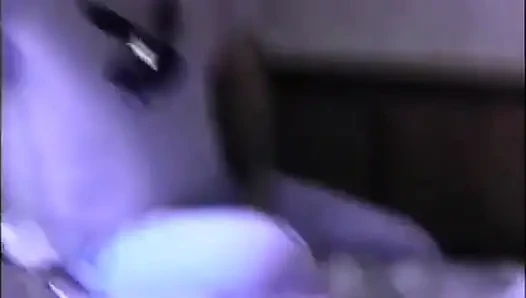 Sarışın orta yaşlı seksi kadın ağzındaki yarağı seviyor