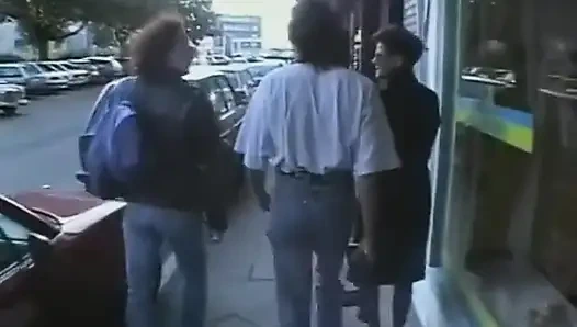 Garip bir çift yoldan çıkardı