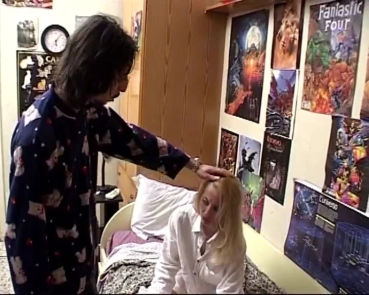 मिलानी फूहड़ के साथ बालों वाली चूत हो जाता है मार पड़ी है द्वारा उसके दोस्त