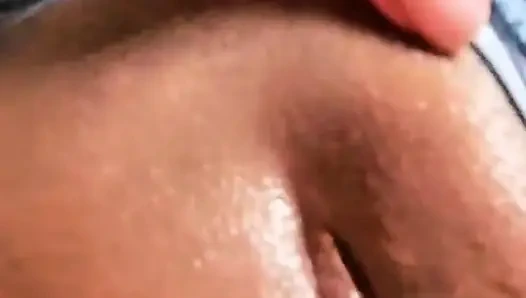 Bahsi kaybediyor ve beni güzel emiyor ve bana büyük göğüslerini gösteriyor