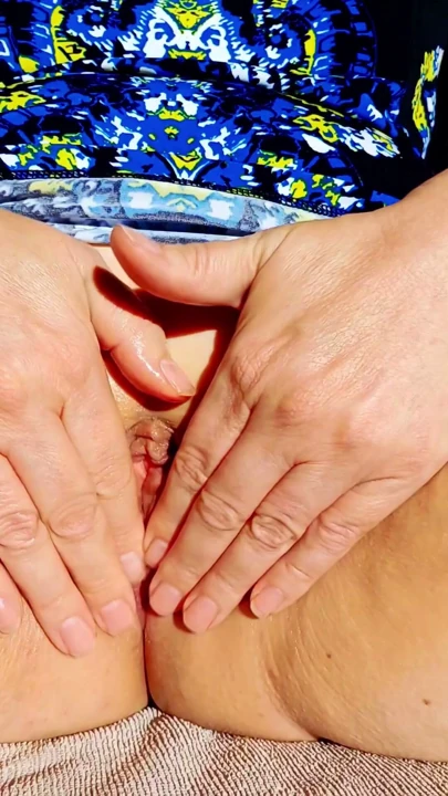 Azgın mature amını titreştirip pembe amını açıyor | Klip 1
