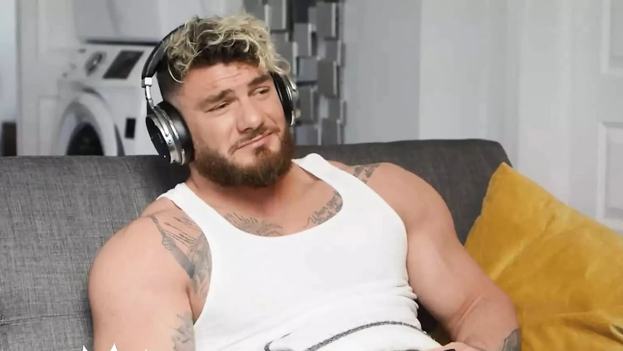 Twinkpop - Joey Mills को उसके बॉयफ्रेंड Bruce huxley द्वारा नजरअंदाज कर दिया जाता है, इसलिए वह उसका ध्यान अपने रूममेट William Seed की ओर जाता है