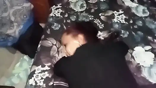 Bekar çaresiz üvey anne kirasını ödemek için ev sahibini sikiyor