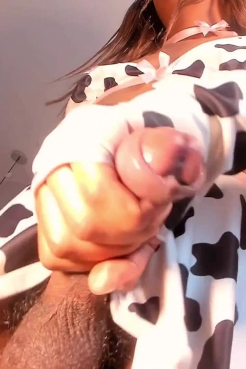 İnek Kostümlü Ladyboy Yarrağı Çekiyor