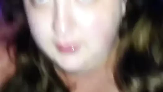 İtaatkar sürtük Kerrie yarağımı emiyor