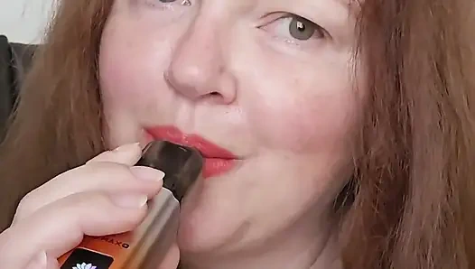 Kırmızılı sisli bayan, vaping